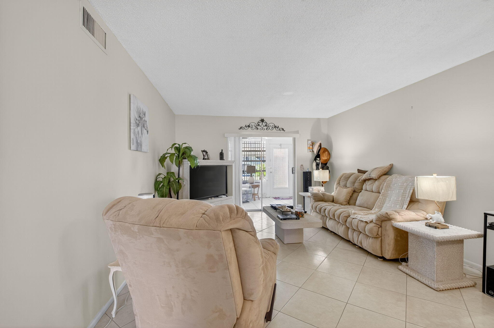 VILLAGE ROYALE CONDO 8 - Residential