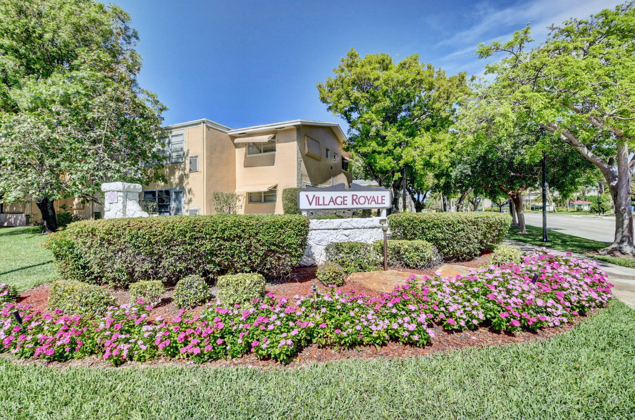 VILLAGE ROYALE CONDO 8 - Residential