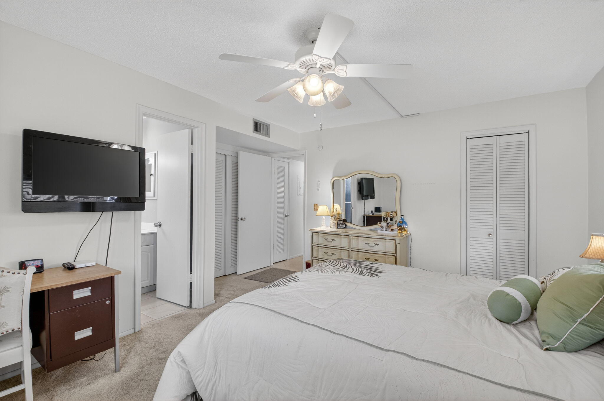VILLAGE ROYALE CONDO 8 - Residential