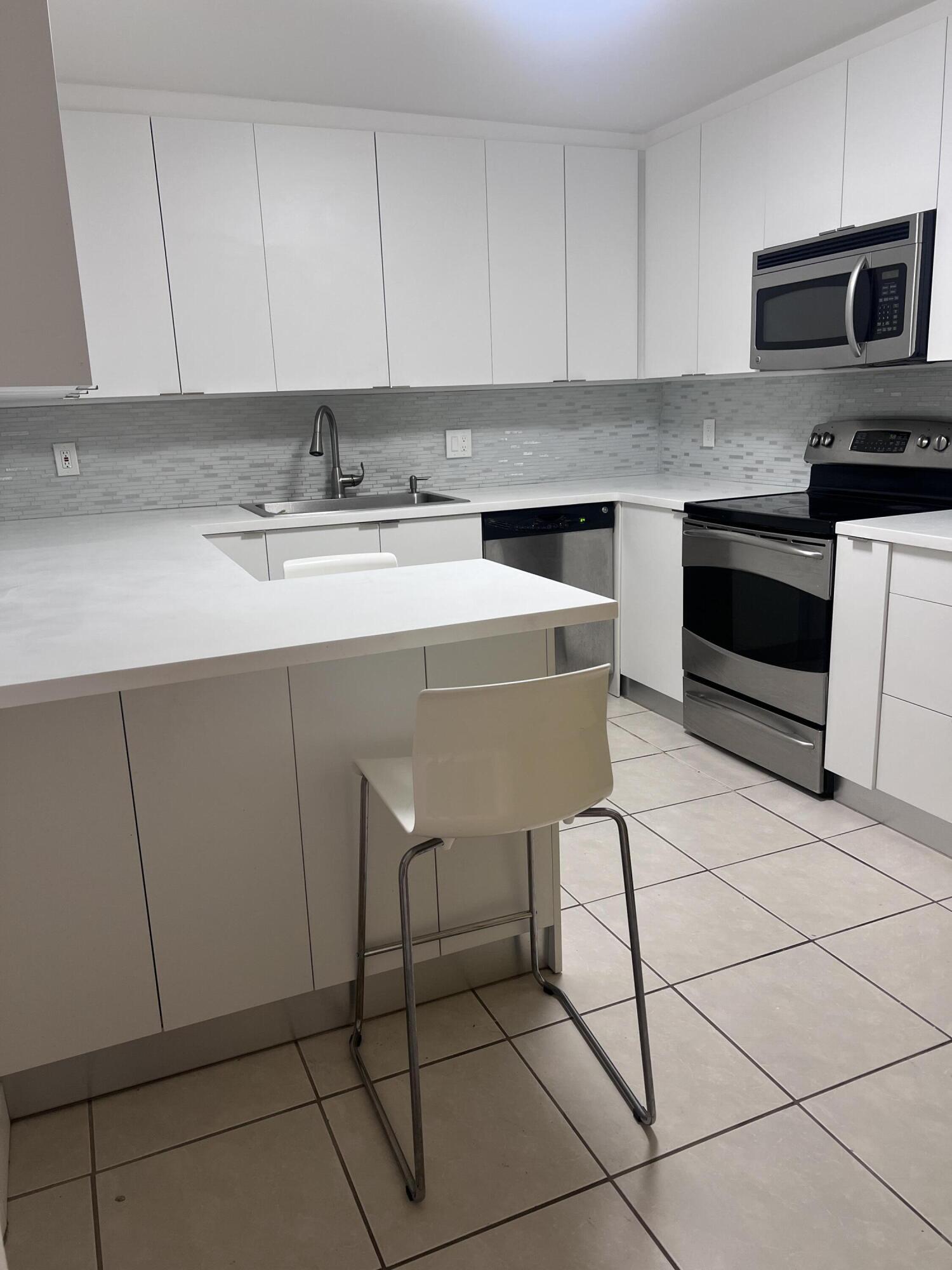 COUNTRY CLUB APTS AT - Residential Lease