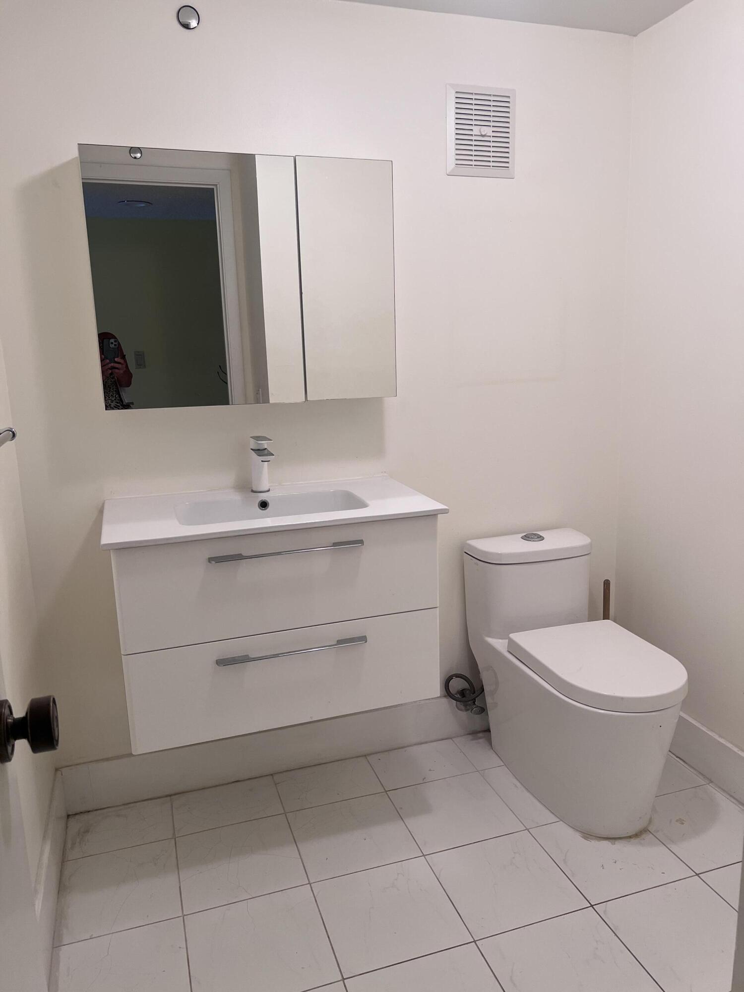 COUNTRY CLUB APTS AT - Residential Lease