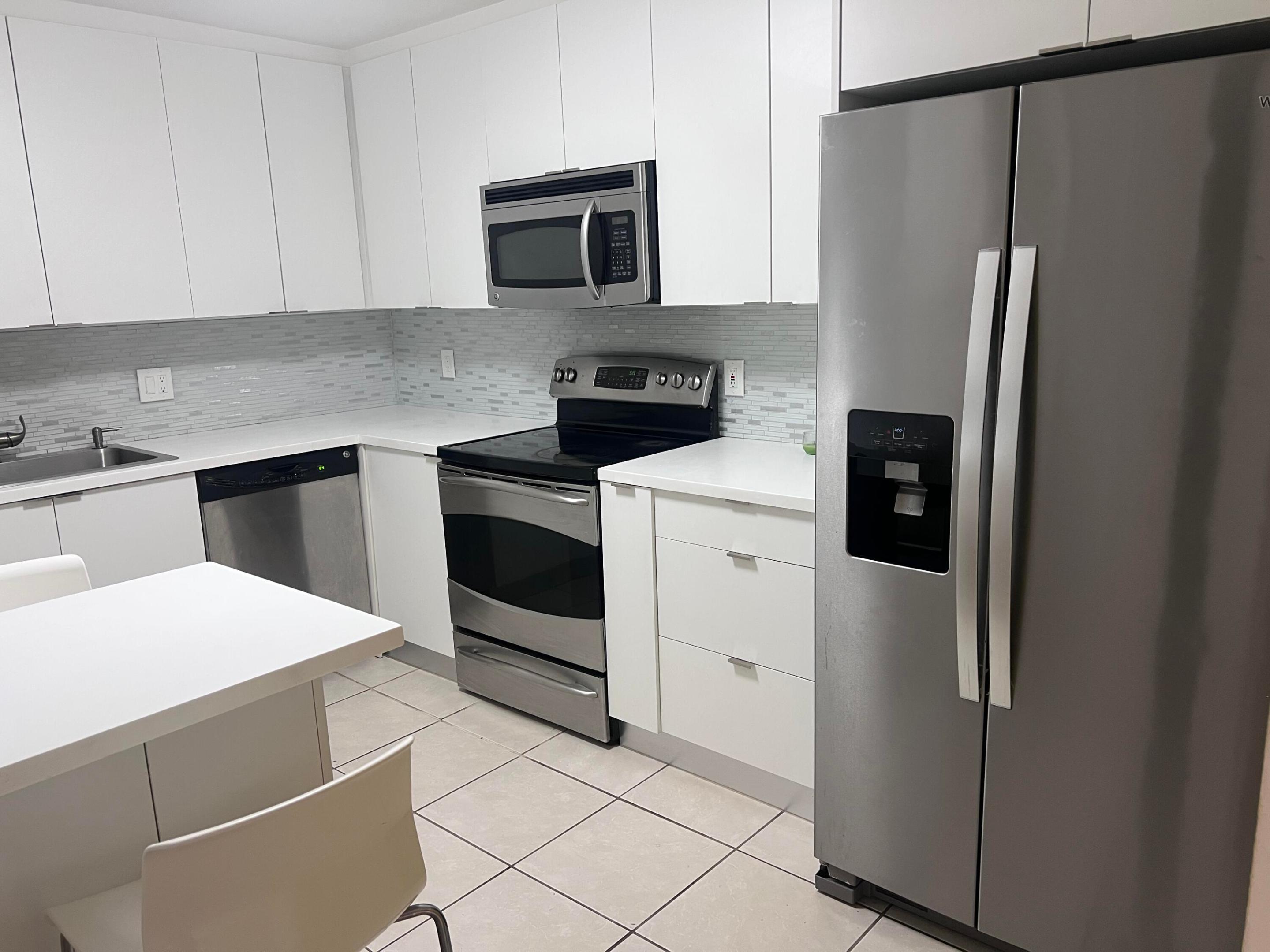 COUNTRY CLUB APTS AT - Residential Lease