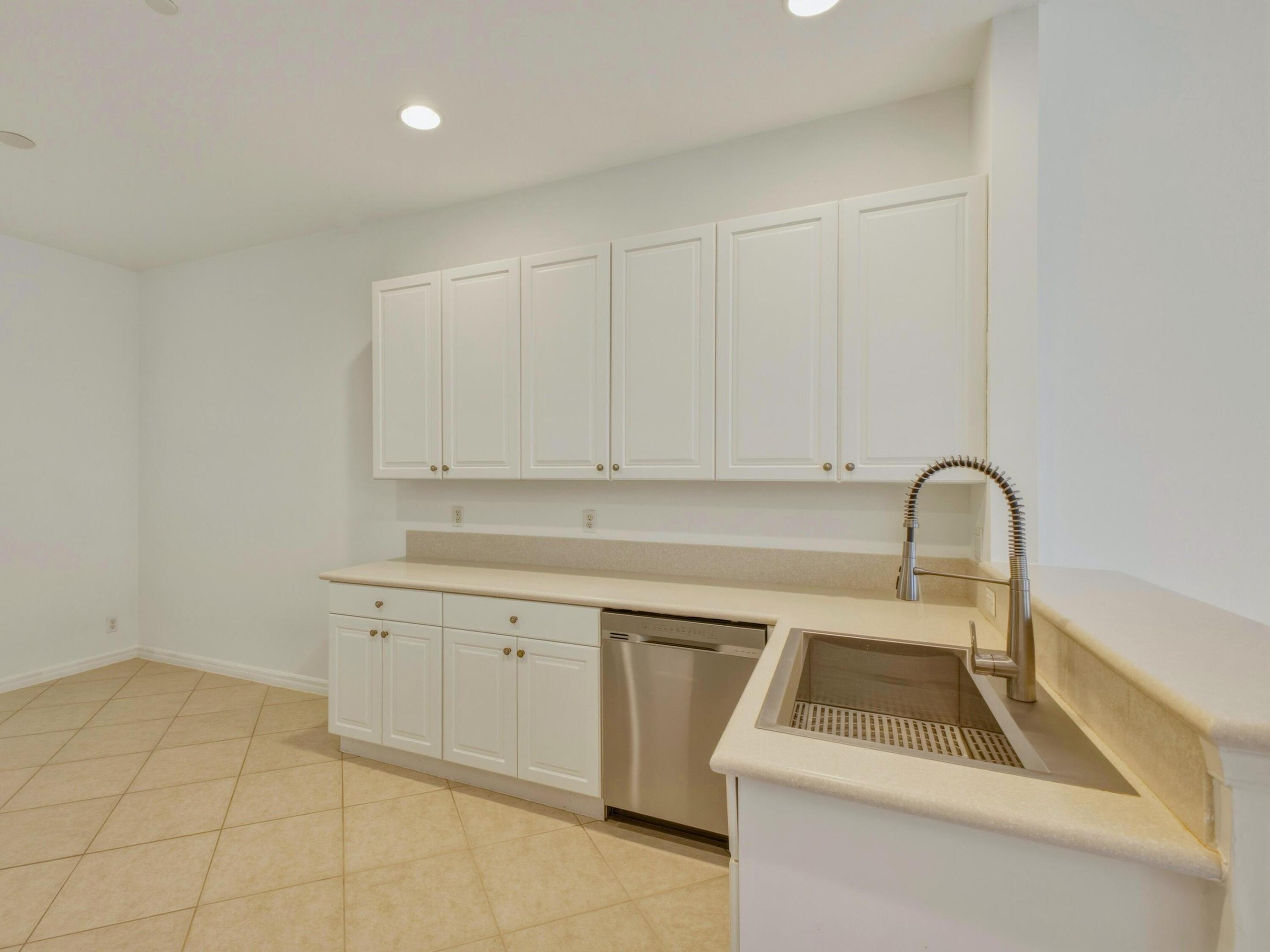 CARRIAGE POINTE - Residential Lease