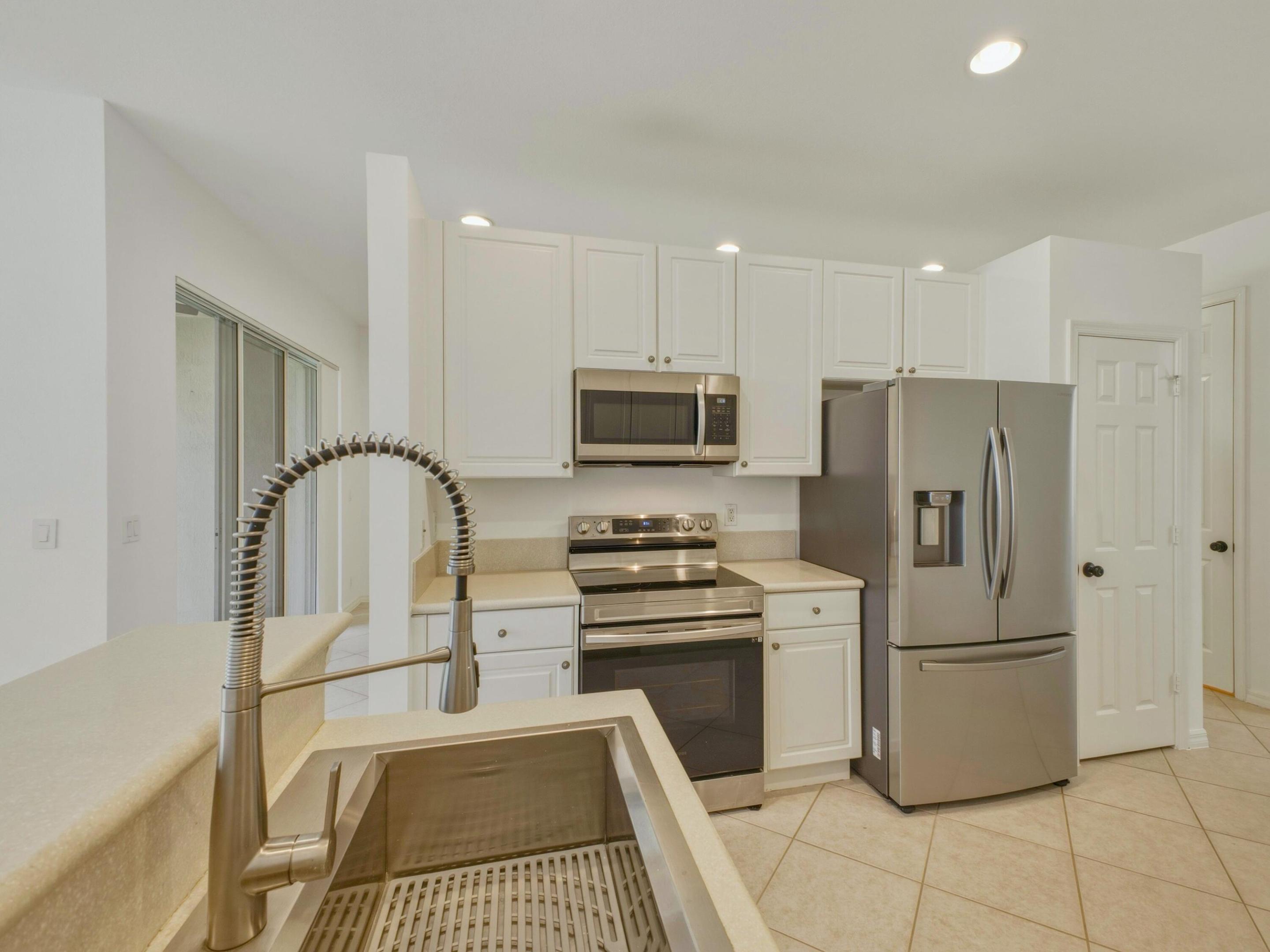 CARRIAGE POINTE - Residential Lease