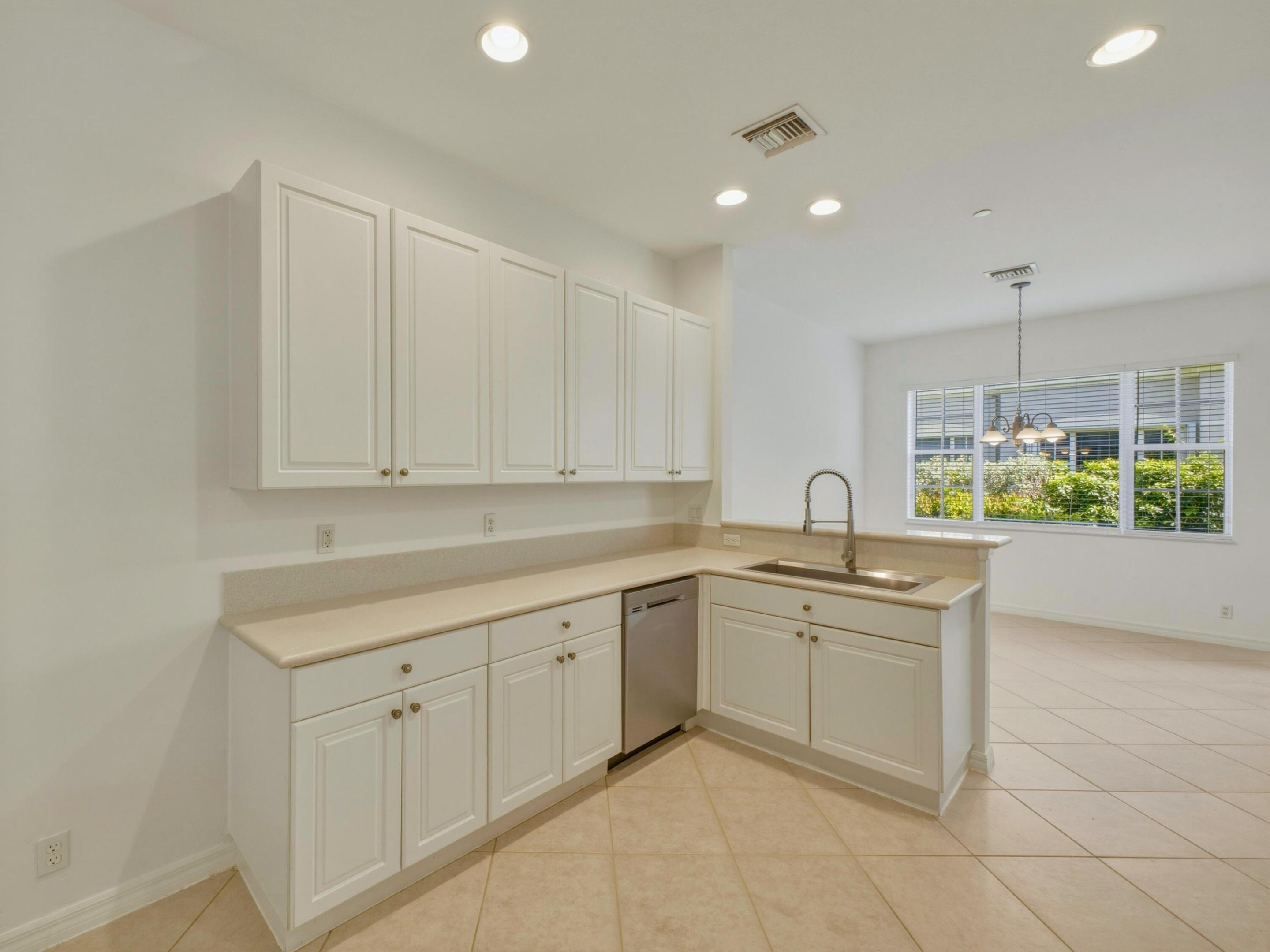 CARRIAGE POINTE - Residential Lease