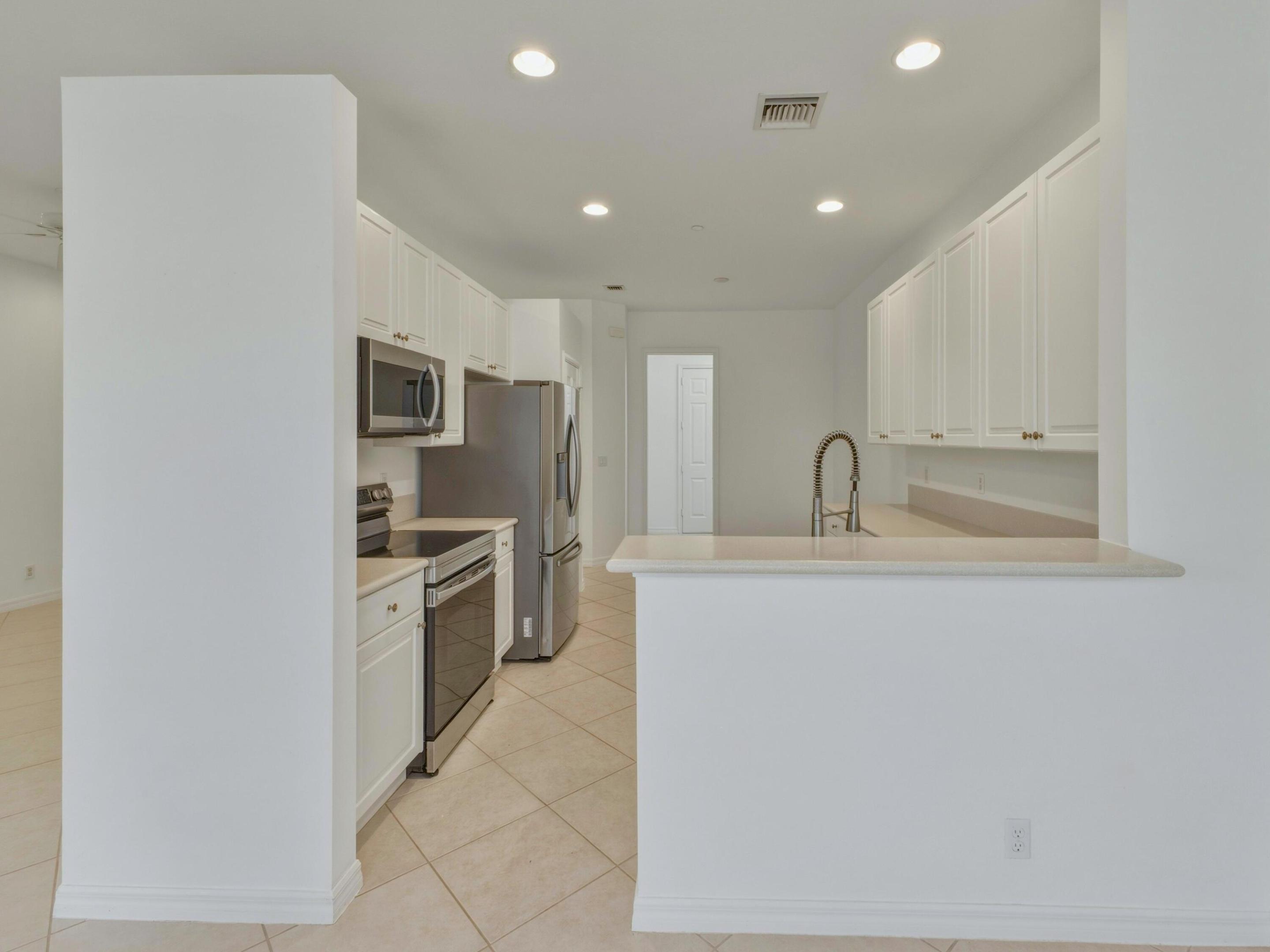 CARRIAGE POINTE - Residential Lease