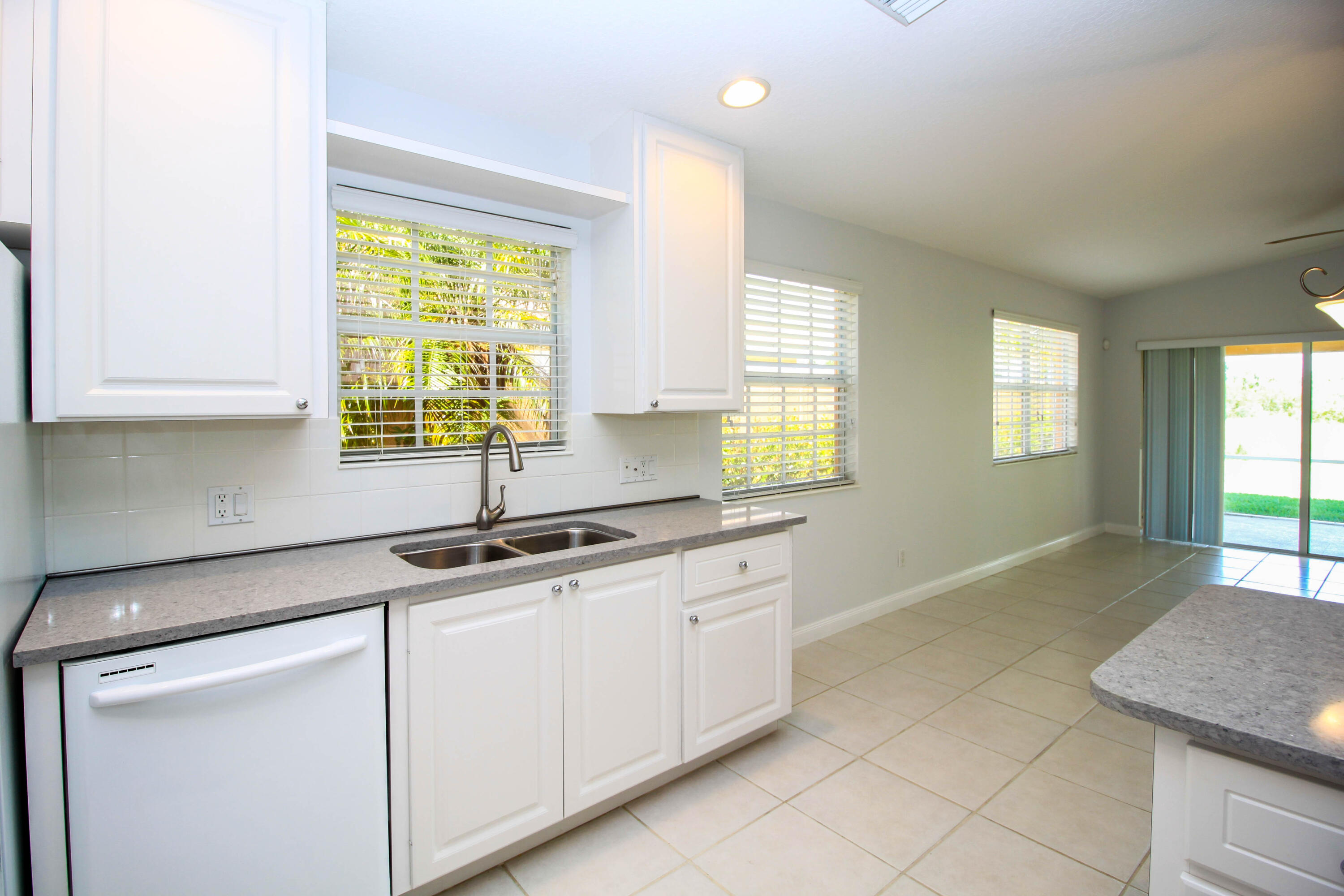 TRADITION PLAT NO  5 - Residential Lease