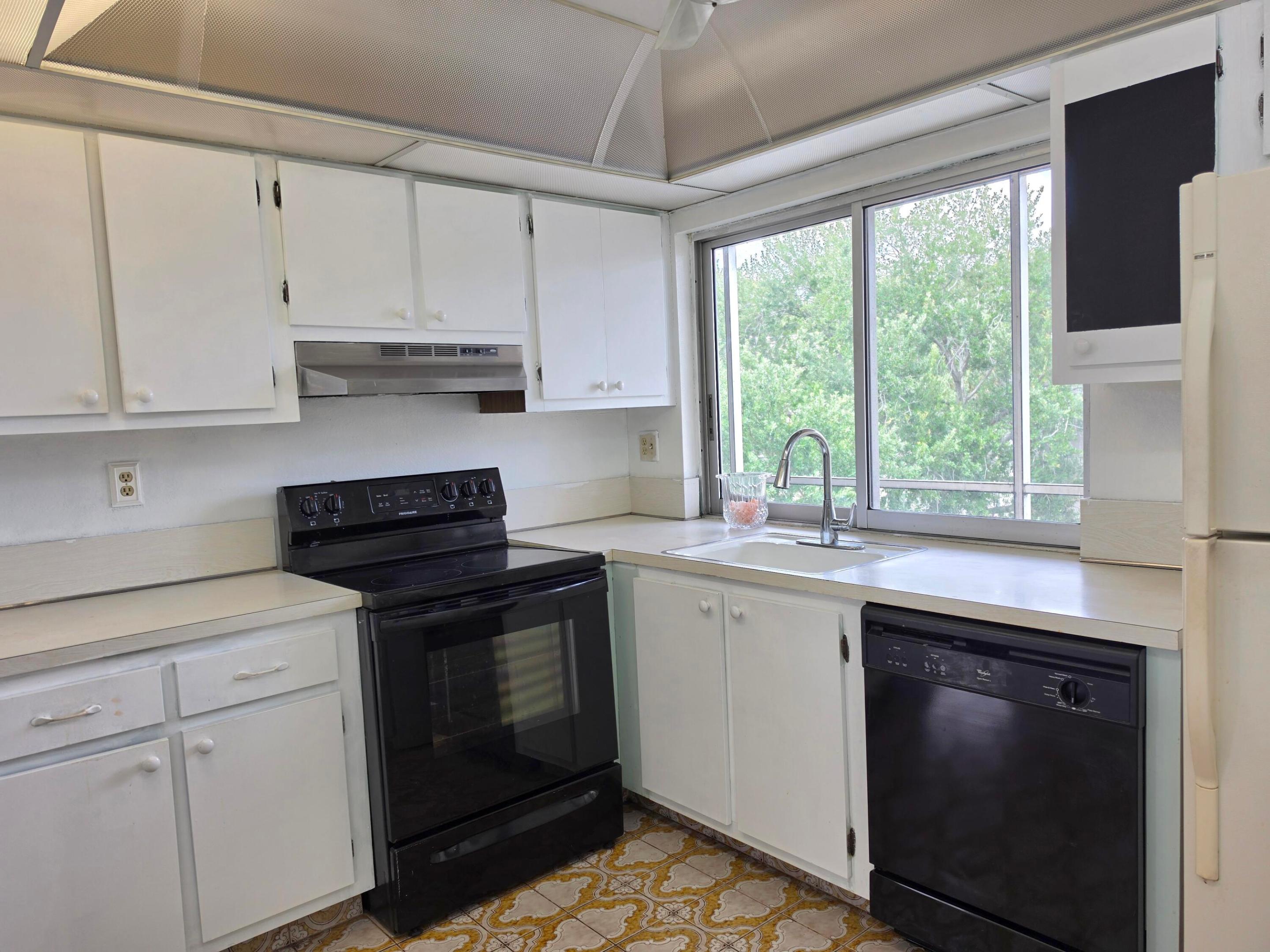 LIME BAY CONDOMINIUM 8 - Residential