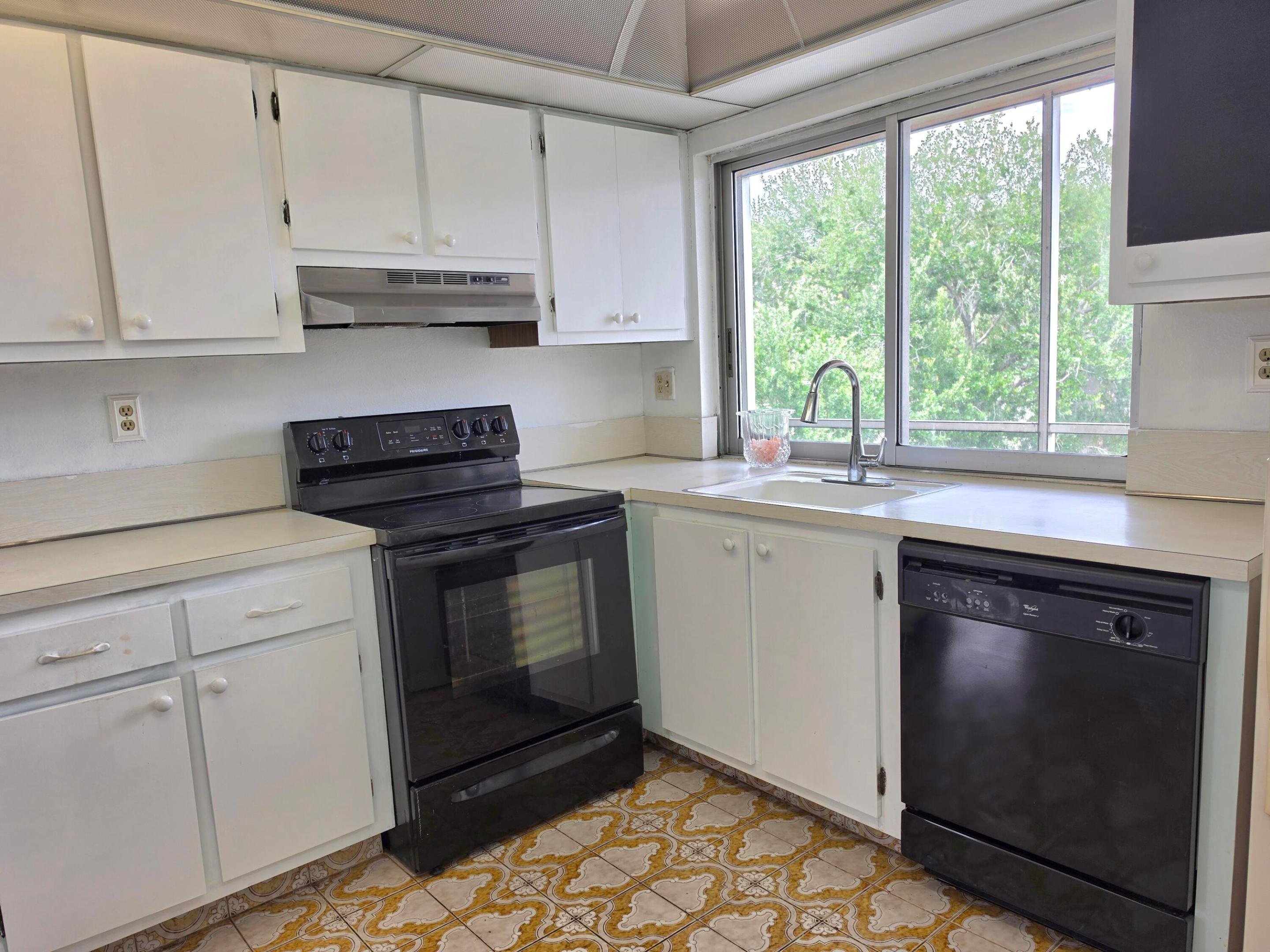 LIME BAY CONDOMINIUM 8 - Residential
