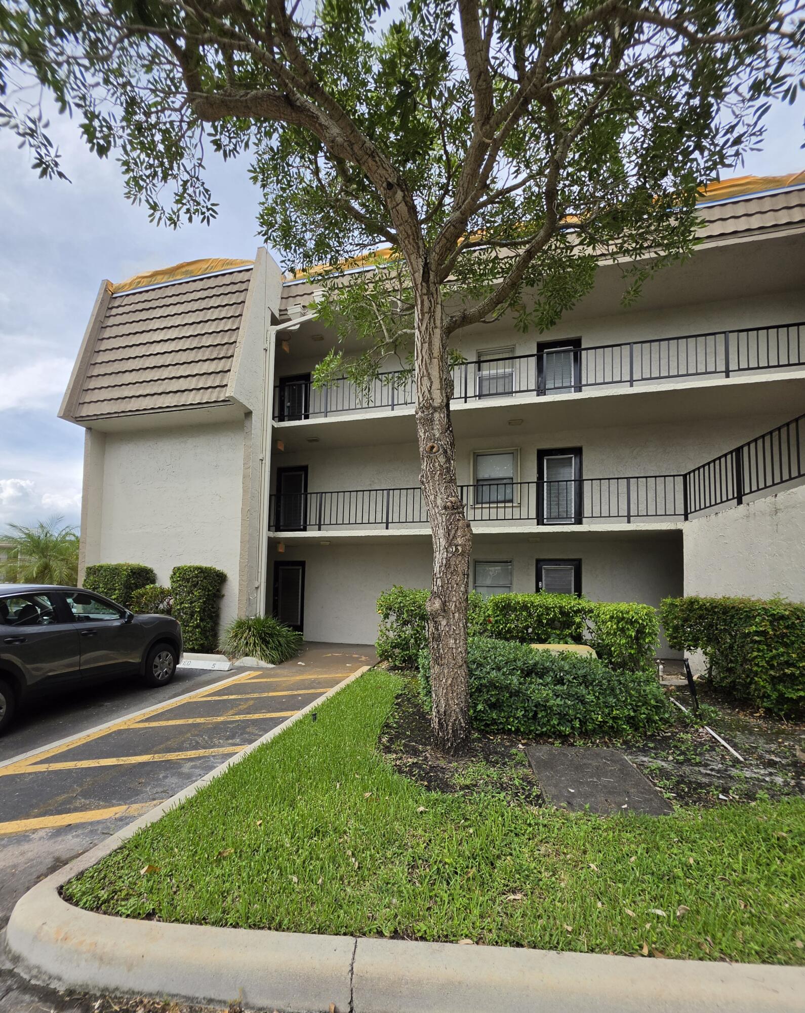 LIME BAY CONDOMINIUM 8 - Residential
