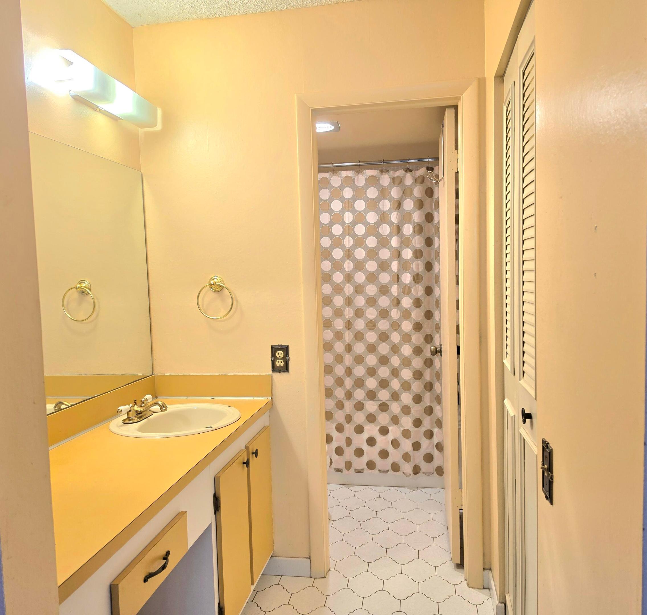LIME BAY CONDOMINIUM 8 - Residential
