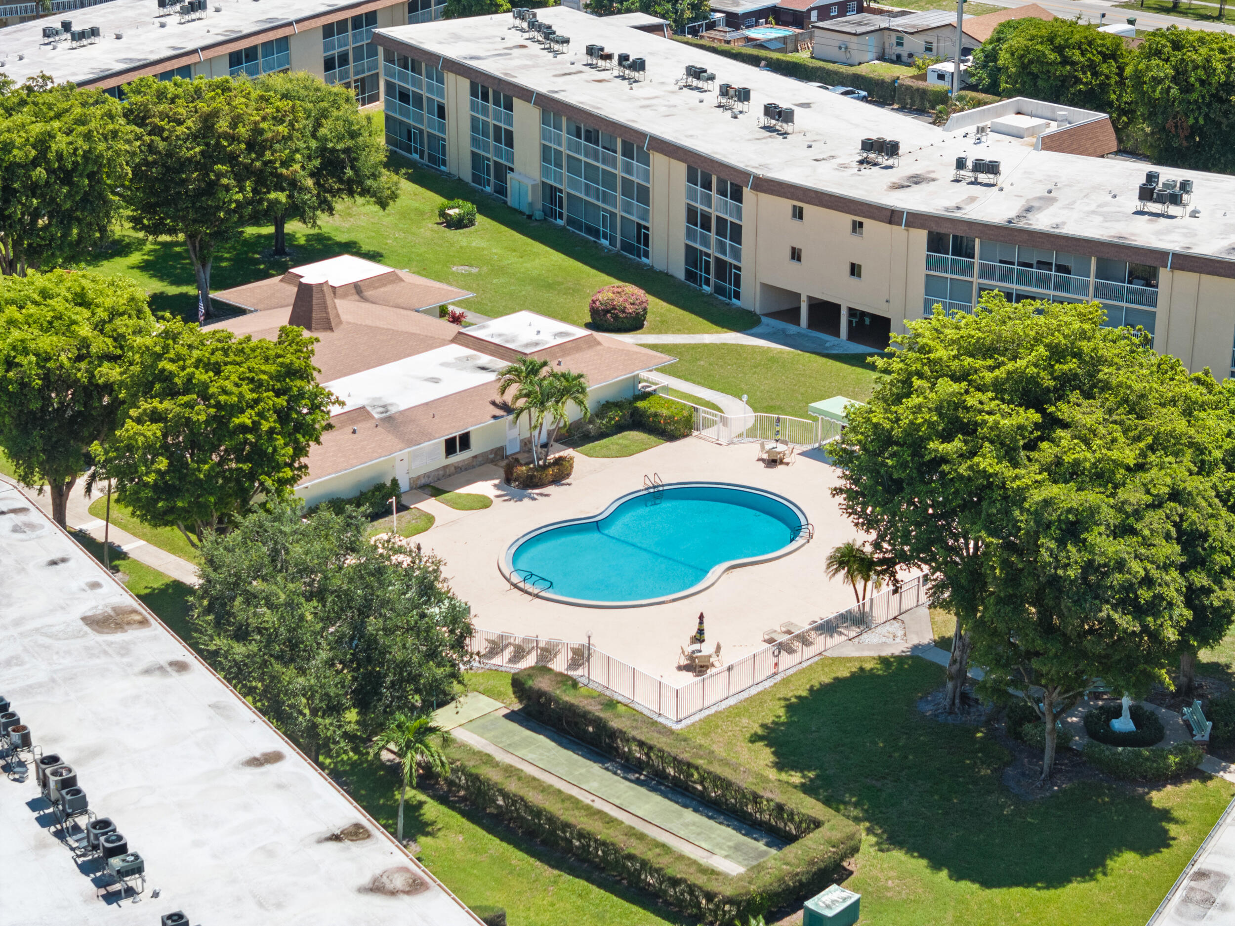 VILLAGE GREEN KENSINGTON CONDO - Residential