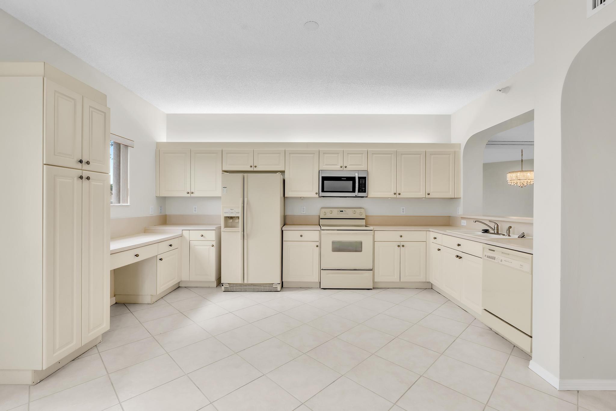SOUTHAMPTON CONDOMINIUM J - Residential
