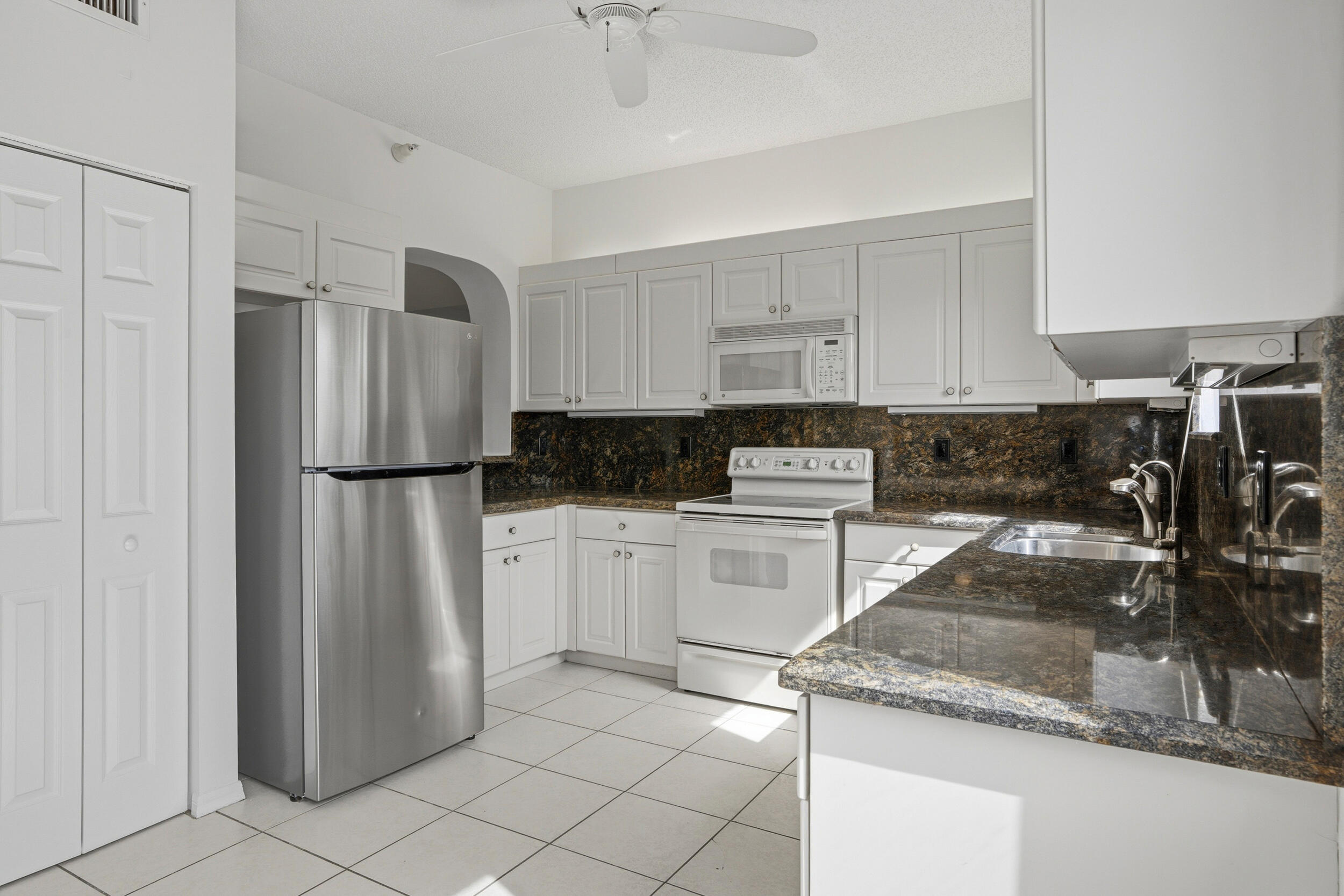 SOUTHAMPTON CONDOMINIUM - Residential