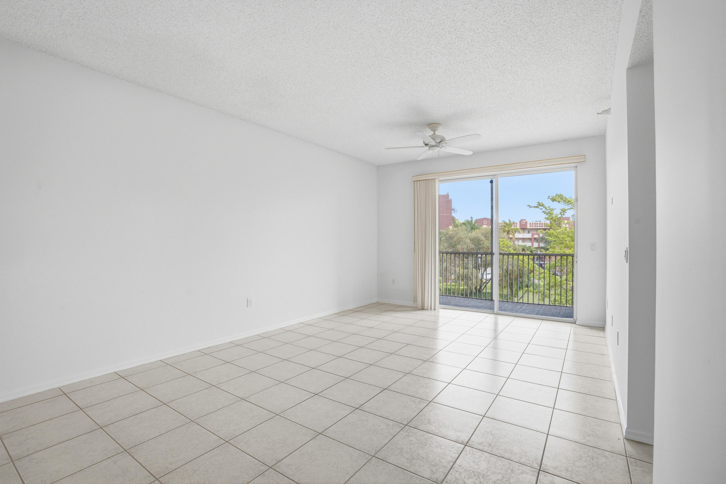 SOUTHAMPTON CONDOMINIUM - Residential