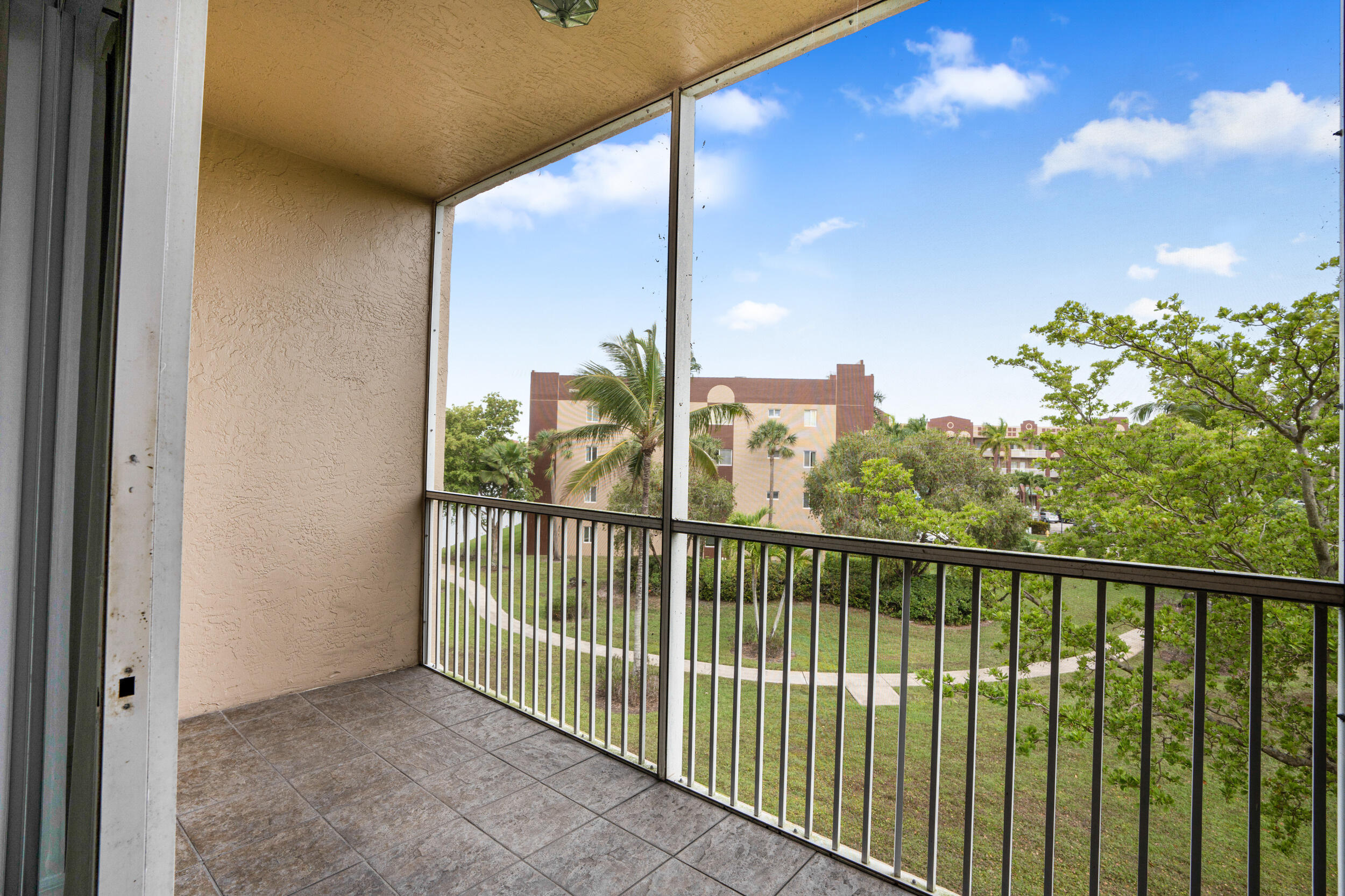 SOUTHAMPTON CONDOMINIUM - Residential