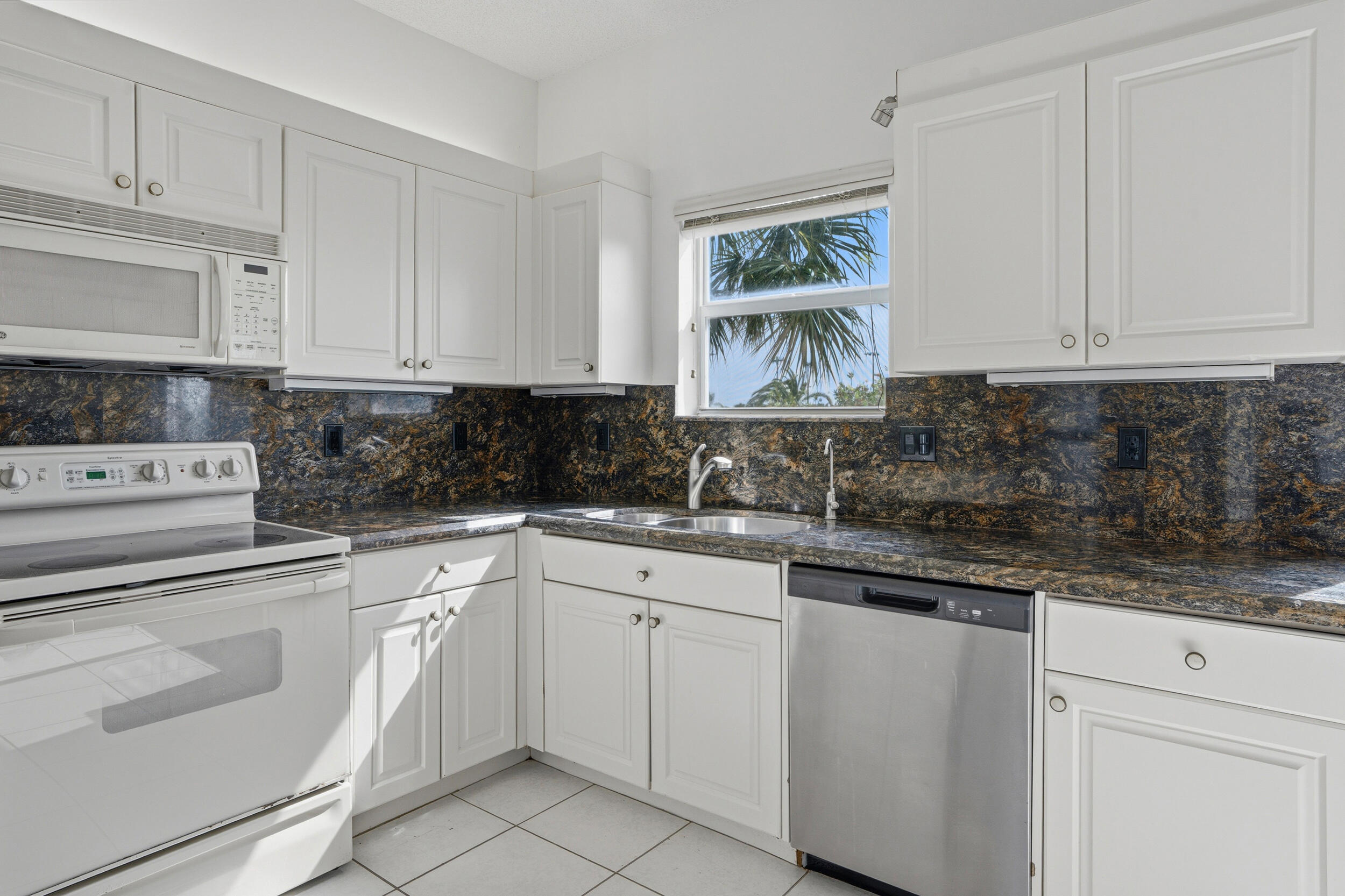 SOUTHAMPTON CONDOMINIUM - Residential