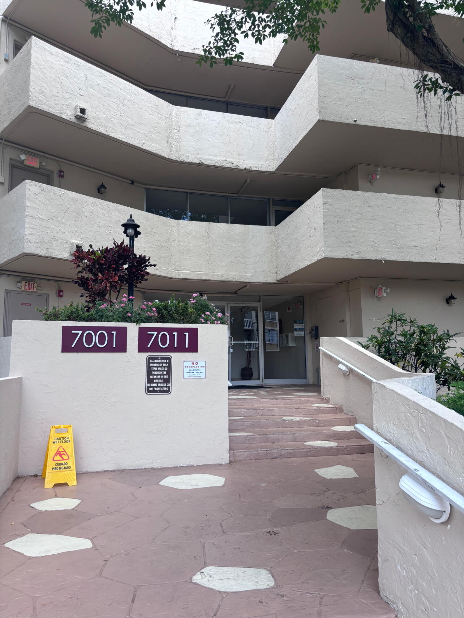 REDUCED TO SELL !!!!! WELCOME TO THIS 2/2 UPDATED UNIT RESORT STYLE LIVING WITH ALL KIND OF AMENITIES! OVER LOOKING LAKE WITH FOUNTAIN, LARGE BEDROOM, WALK IN CLOSET,  ALL AGE, NO LEASE 1ST YEAR, CORNER UNIT, BRIGHT & SPACIOUS, GREAT VIEW OF THE LAKE. COMFORT GATED SECURITY. Included in the HOA  maintenance , exterior Insurance, Roof, Water/Sewer, Cable/Internet, Lawn Service, Lake Maintenance, Pool Service, Trash Service, Management  Contract, Security, Environ Cultural Center, Maintenance, Virtual Gate. MOTIVATED SELLERS Welcome to this beautiful 2bedroom, 2-bath corner unit located in a desirable 24-hour guard-gated community. This spacious residence offers wonderful views and a large screened balcony with convenient roll-up shutters--perfect for relaxing and enjoying the outdoors year-round. Inside, you'll find generous closet space and a thoughtfully designed second bedroom featuring a custom-built Murphy bed for added flexibility. The community's vibrant cultural center offers a wide variety of activities, social events, and an active theater with live entertainment for residents to enjoy. With comfort, security, and an engaging lifestyle all in one place, this home is the perfect blend of convenience and community living. Come experience everything this exceptional property has to offer!