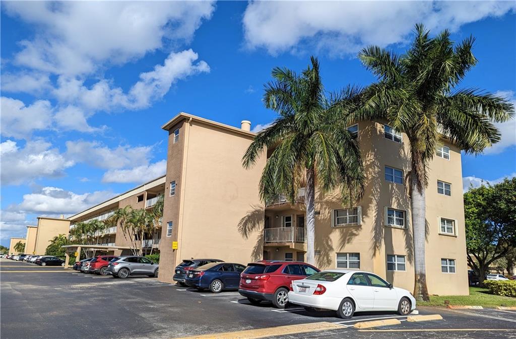 VILLAGE ROYALE ON GREEN - Residential