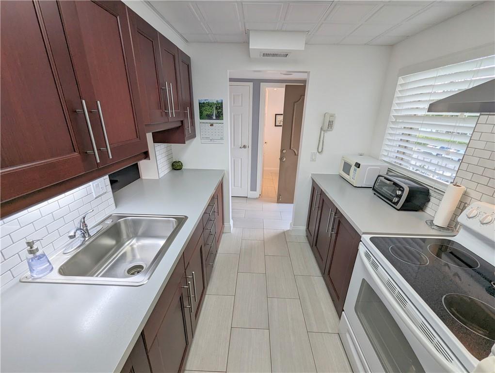 VILLAGE ROYALE ON GREEN - Residential