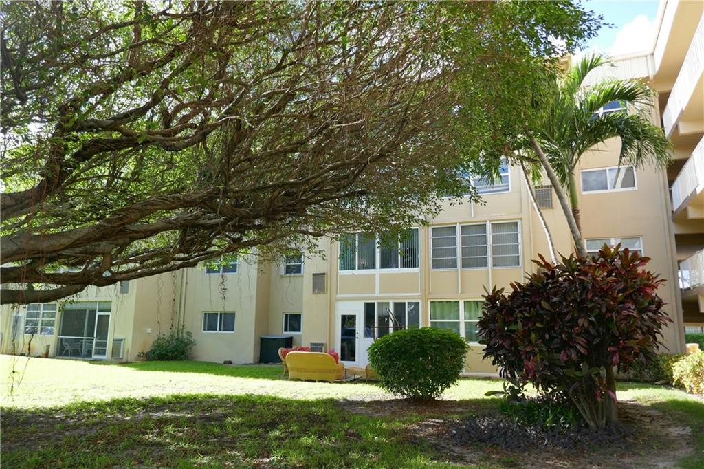 VILLAGE ROYALE ON GREEN - Residential