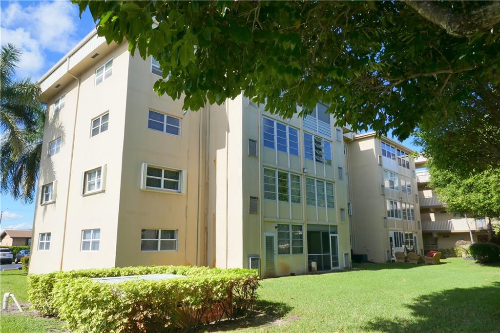 VILLAGE ROYALE ON GREEN - Residential