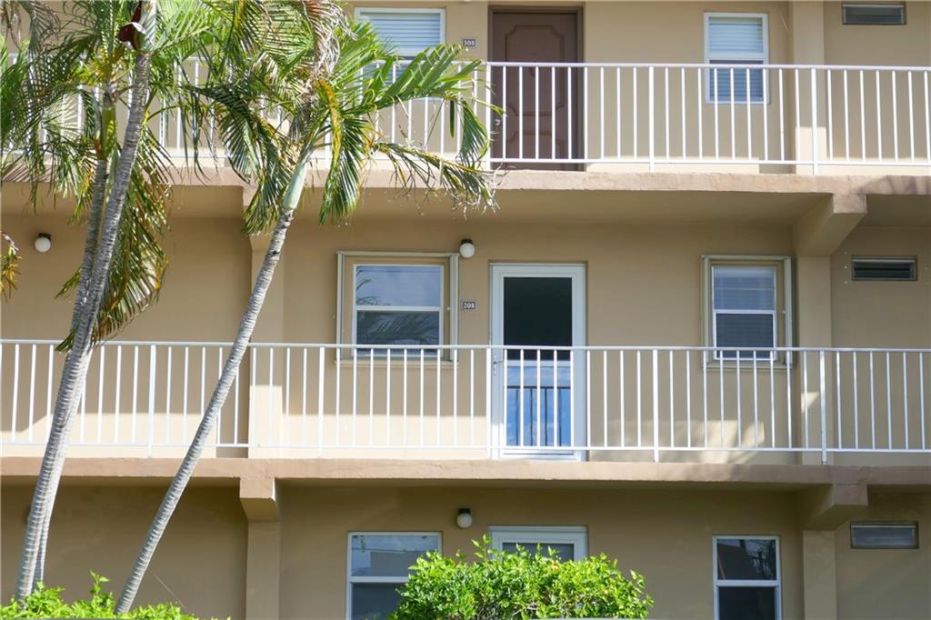 VILLAGE ROYALE ON GREEN - Residential