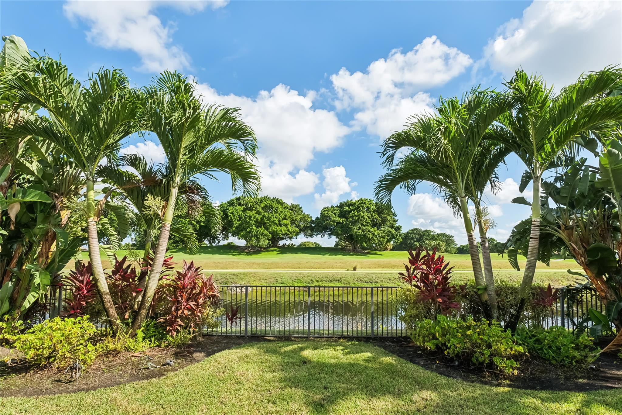 HUNTERS CHASE OF PALM BEACH POLO & COUNT - Residential