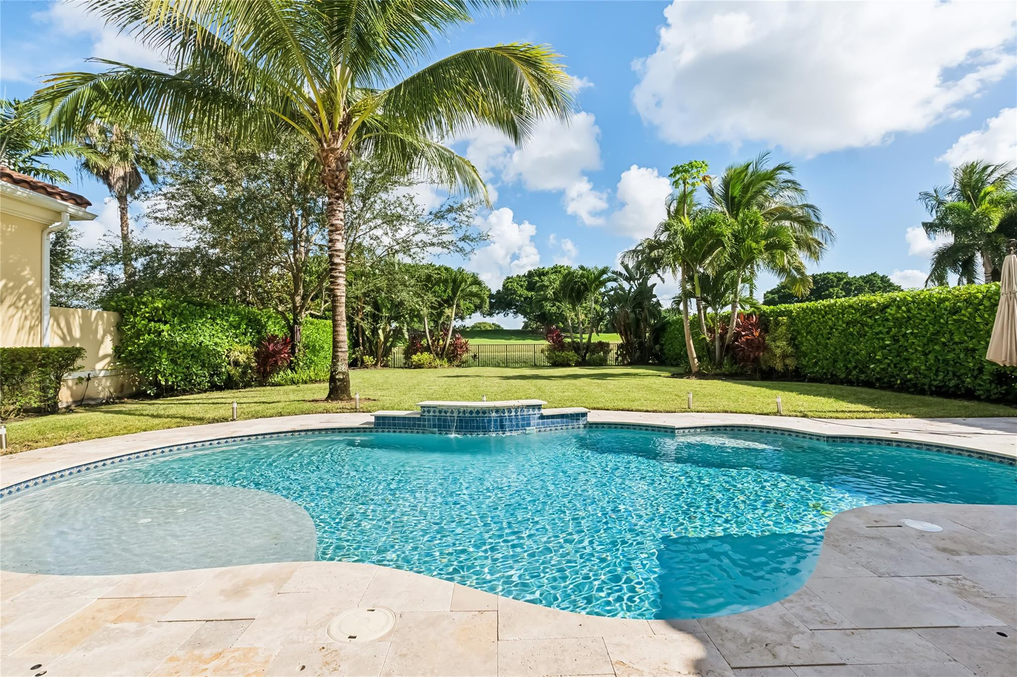 HUNTERS CHASE OF PALM BEACH POLO & COUNT - Residential