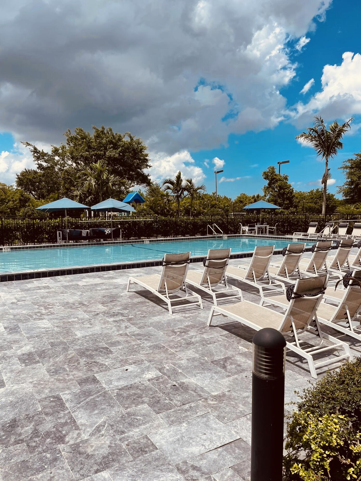 Come to visit this excellent opportunity. spacious 2/2 Located great A+ school area. Walk distance of the Banks, Supermarket, Brazilian Bakery. Enjoy the totally renovated amenities for the Cielo condominium. New Gym, 2 pools, kids' playground, and much more.