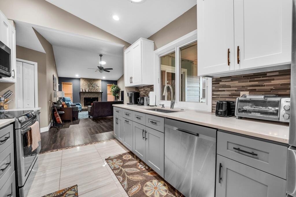 GREENVIEW SHORES 1 OF WELLINGTON - Residential
