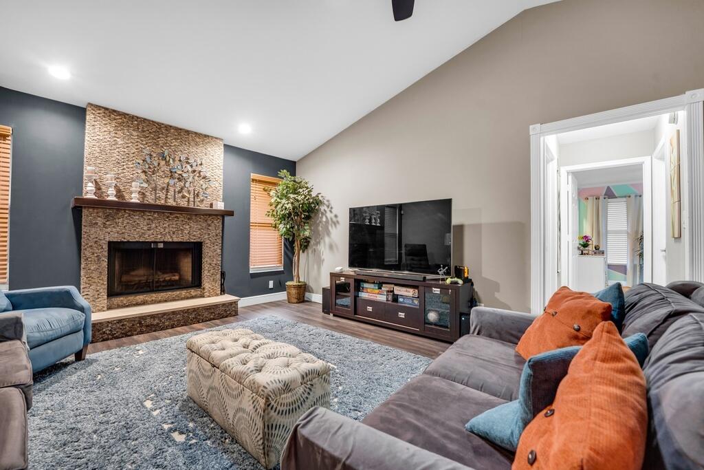 GREENVIEW SHORES 1 OF WELLINGTON - Residential