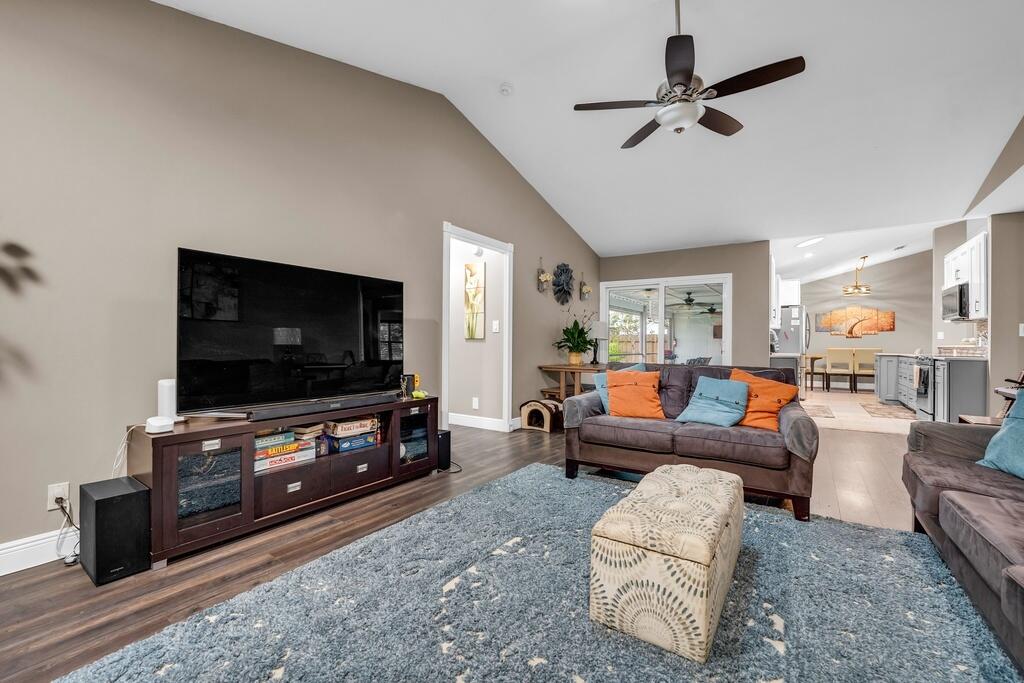 GREENVIEW SHORES 1 OF WELLINGTON - Residential