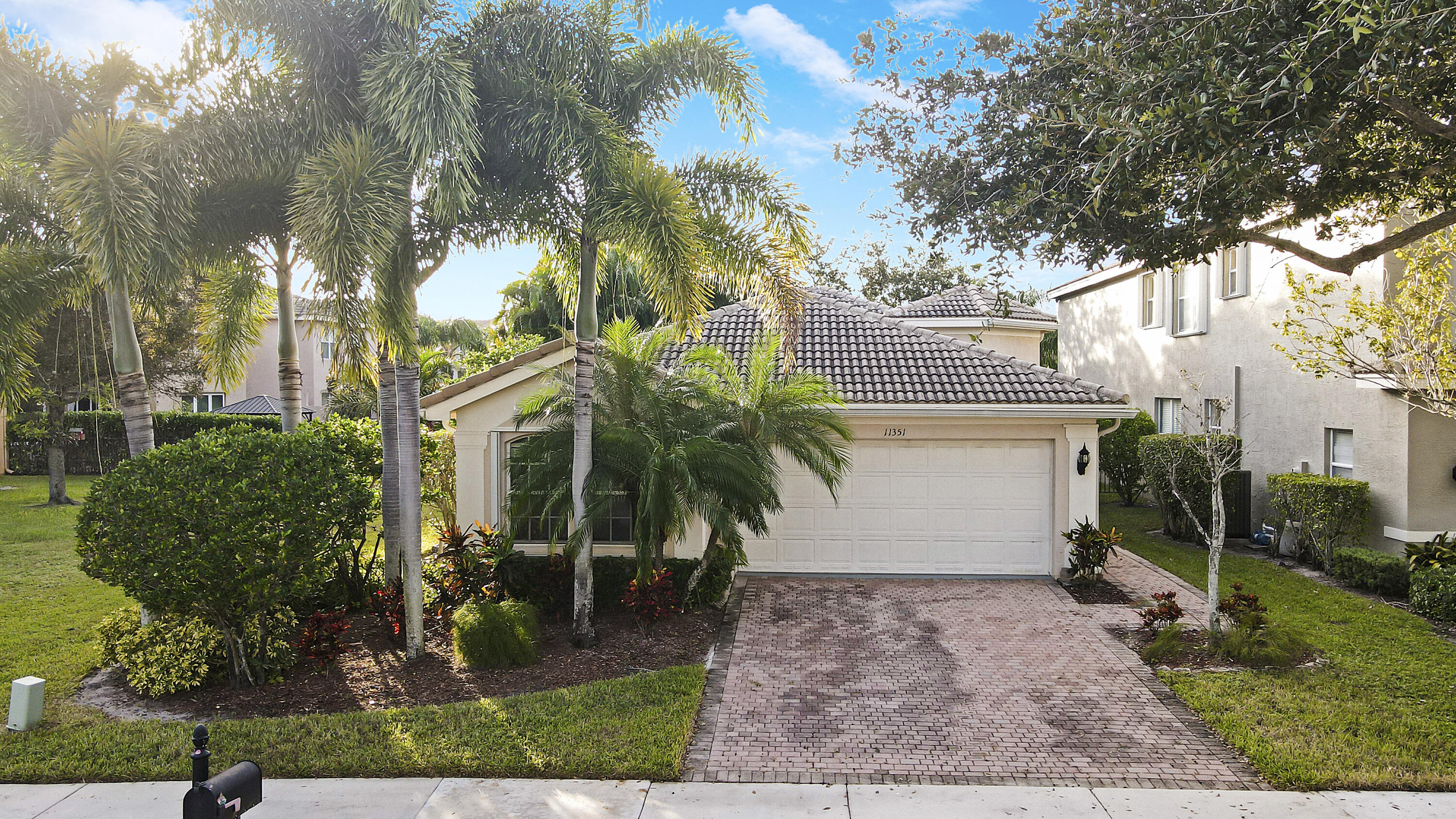 CANYON ISLES 1 - Residential Lease