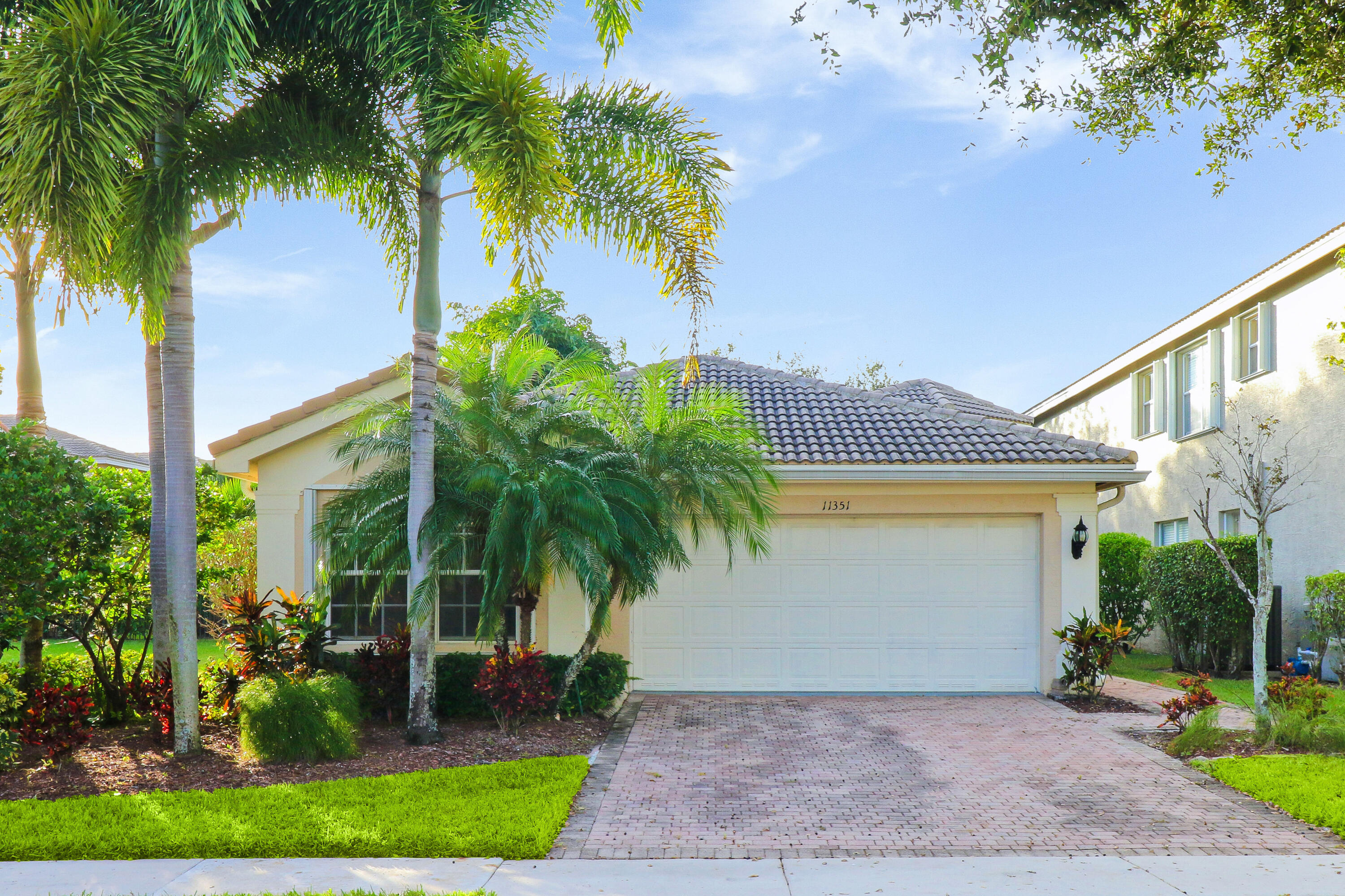 CANYON ISLES 1 - Residential Lease