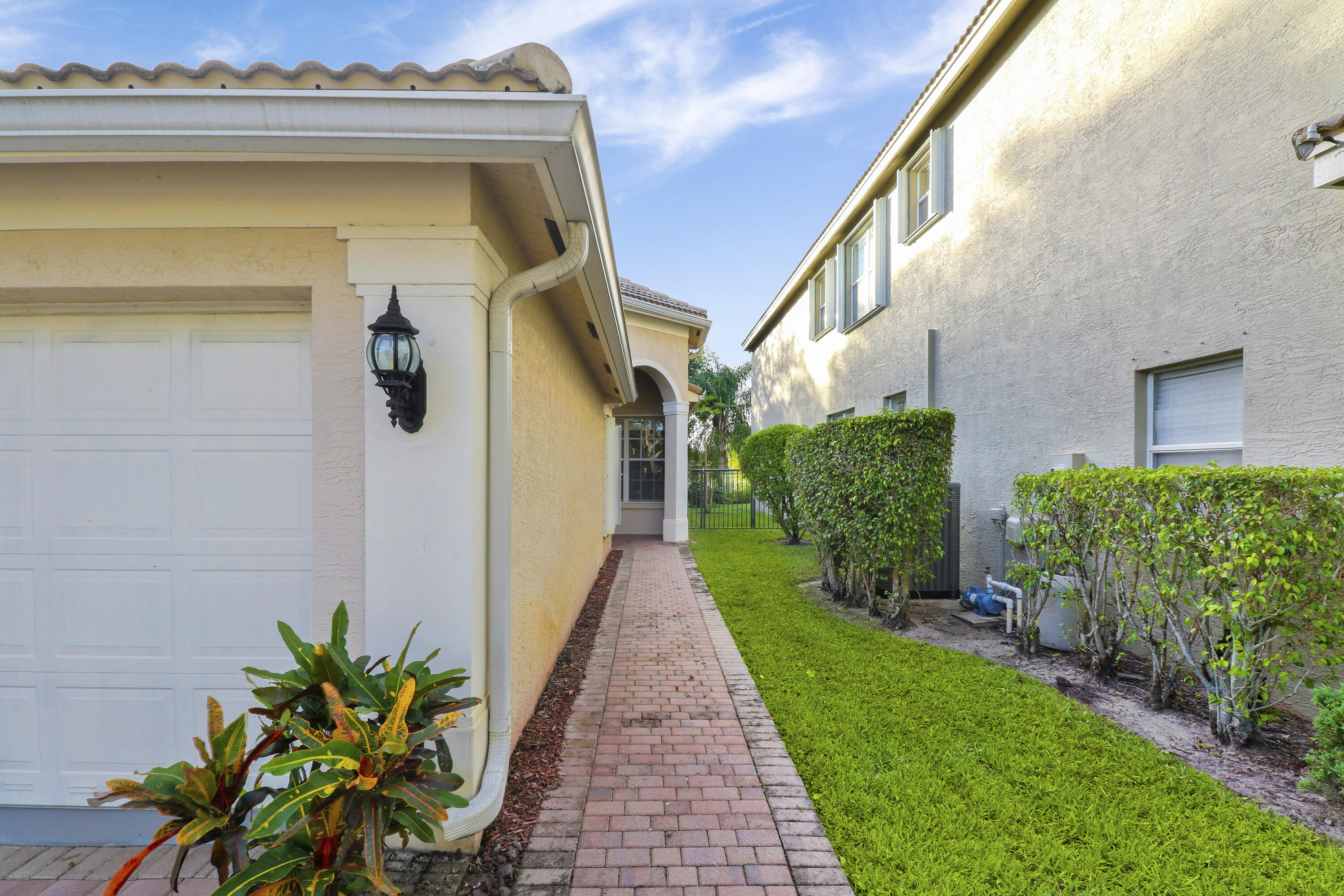 CANYON ISLES 1 - Residential Lease