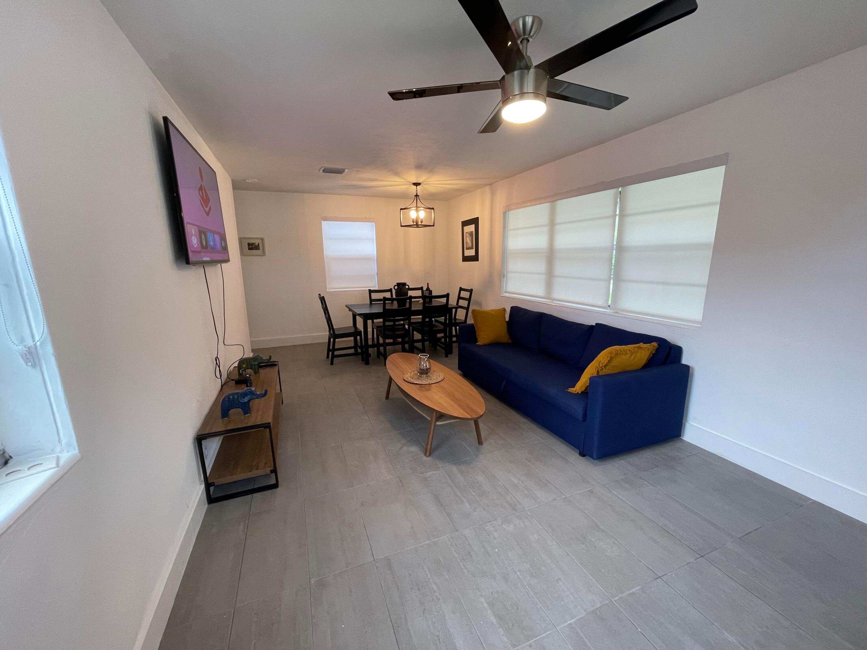 BEAUTIFUL HOUSE LOCATED 10 MINUTES FROM THE BEACH, WITH THREE BEDROOMS AND TWO FULL BATHROOMS, LIVING AND DINING AREA WITH GOOD NATURAL LIGHT, PRIVATE TERRACE, NICE GARDEN VIEW, FRONT GREEN AREA, PARKING FOR 3 VEHICLES, AND PET-FRIENDLY.   QUIET AREA, 5 MINUTES FROM SUPERMARKETS, PHARMACIES, SCHOOLS, AND JUST A FEW BLOCKS FROM DOWNTOWN. AREA WITH EASY ACCESS TO PUBLIC TRANSPORT.