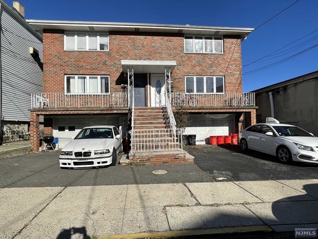 VERY WELL MAINTAINED 2 BR APT ON 1st FL. APT OFFERING H/W FLOORS THROUGHOUT. OWNER PAYS HEAT AND HOT WATER. TENANT RESPONSIBLE FOR GAS AND ELECTRIC! ONE DRIVEWAY PARKING SPACE INCLUDED. CLOSE TO ALL MAJOR TRANSPORTATION, SCHOOLS AND SHOPPING CENTERS. COMMUTERS DELIGHT!!
