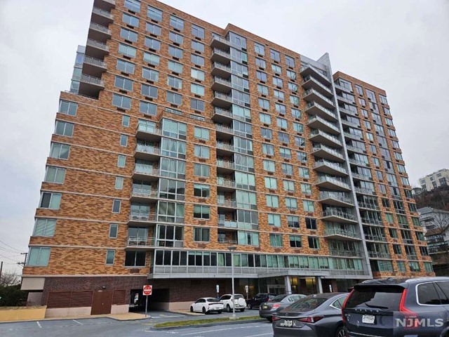 Luxury hi-rise condo with south view/n. y. city view. hardwood floors throughout and 9-foot ceilings. Amenities include private indoor pool, impressive rooftop deck. outdoor relaxation and entertainment area, fitness center. NYC transportation at front. Located in the heart of Edgewater close to Cityplace and Edgewater Commons with shopping, restaurants. Tenant's insurance and move in fee required by condo association.