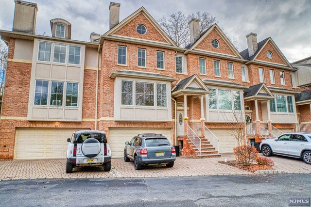 GORGEOUS NEWER TOWN HOUSE LOCATED IN VERY QUIET RESIDENTIAL AREA! 1ST FLO. FEATURES LARGE LIVING ROOM, MODERN EAT IN KITCHEN, NICE LARGE DECK, 2ND FLO. FEATURES, PRIMARY ROOM W/FBTH,JACUZZI, W-I CLOSET, GOOD SIZE TWO MORE BEDROOMS...HUGH FINISHED BASEMENT OFFERS LARGE FAMILY ROOM, FBTH, LAUNDRY ROOM, TWO ATTACHED, GARAGE.. THE BEST BLUE RIBBON SCHOOL SYSTEM AND CLODE TO NY TRANSPORTATION!!!