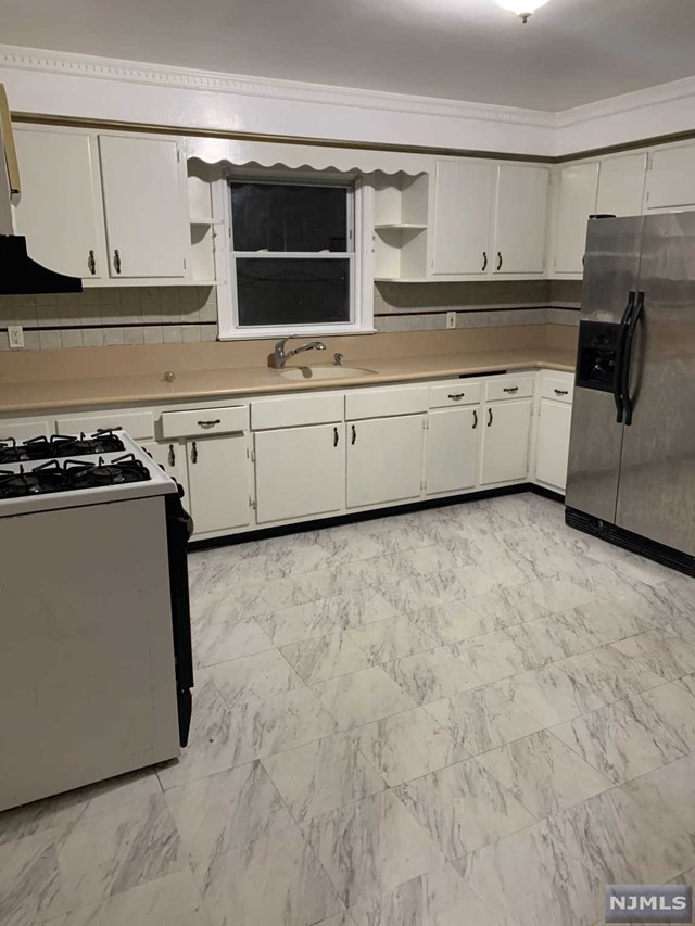 NEWLY RENOVATED APARTMENT. FEATURES 2 BEDROOMS, FULL BATH, LIVING ROOM AND KITCHEN. LOCATED IN THE DESIRABLE CLINTON SCHOOL AREA.