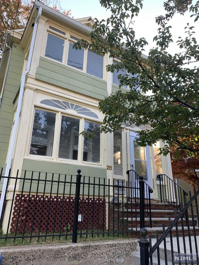 Welcome home to this airy, bright and centrally located unit in vibrant Somerville, You have fully renovated kitchen, in unit laundry and private yard among other features.