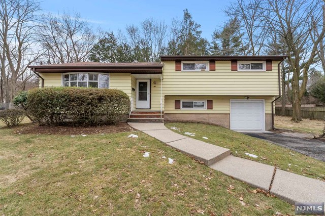 Pleasant and quiet 3 bedroom 2 bathroom home in the desirable neighborhood of East Hill in Closter with new stainless steel appliances. Pets are allowed. Located near schools, parks and transportation.