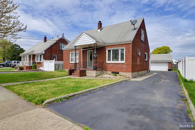 2nd floor 1 Bedroom available in the Lakeview section of Paterson. Easy commute to NYC. Highway access to Route 80 & Garden state. Freshly painted and new carpet.