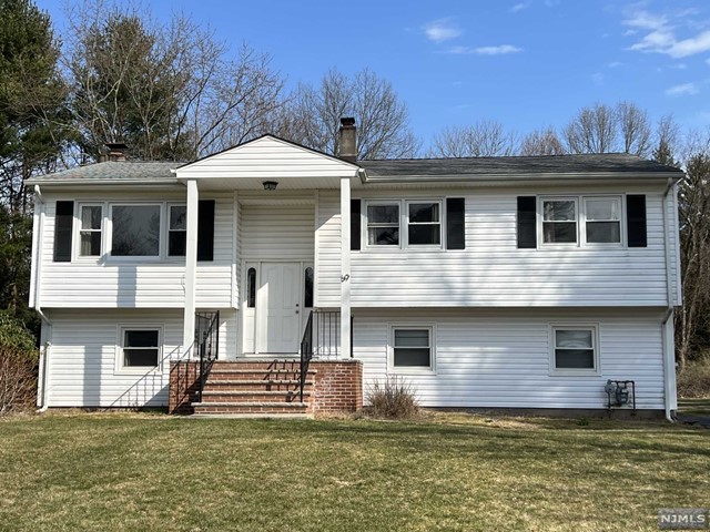 LOCATED ON CUL-DE-SAC STREET WITH PARK LIKE PROPERTY. FRESHLY PAINTED, ALL READY FOR THE NEXT LUCKY TENANTS.