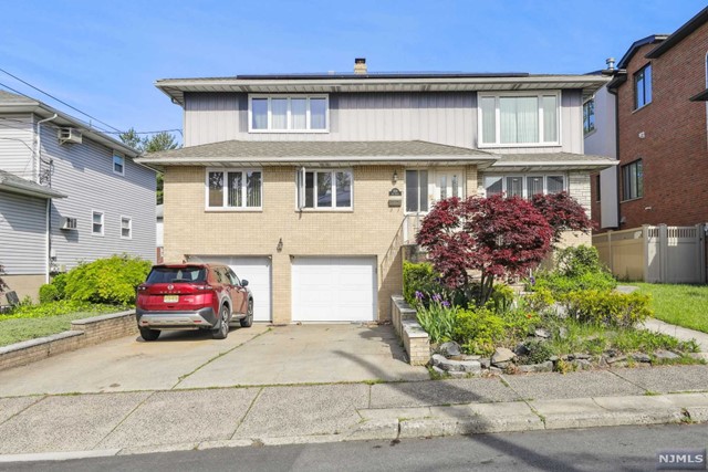 HOUSE IS ON A CUL-DE-SAC&IN DESIRED LOCATION OF TOWN. HOUSE IN GOOD CONDITION ,ALL LARGE ROOMS, MODERN EAT IN KITCHEN WITH BREAKFAST NOOK,BEAUTIFUL LARGE DECKSFACE, UPDATE THE MBRBATH, ANDERSON WINDOWS, HARDWOOD FLOOR, WALK TO TOWN RECREATION CENTER AND TENNIS COURT, WAIDING POOL, MIDDLE SCHOOL, SHOP, WORSHIP, PARK, NY BUS, LIBRARY, one driveway park included. MUST SEE!