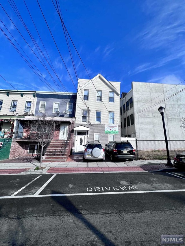 Oversized remodeled one bedroom one bath apartment w Common YARD. First floor level, featuring modern finishes through out an open and spacious floor plan. High loft like ceilings through out, beautiful island in kitchen great for entertaining or dinning. Tremendous location, right across from Washington Square Park, Light Rail & Path via Congress St (few short blocks away).