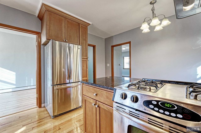 This two-bedroom second floor apartment has hardwood floors a modern eat in kitchen with top-of-the-line stainless steel appliances and a modern bathroom. Tenant pays one month realtor fee,heta,hot water,electricity and cooking gas. great location very convenient to public transportation, schools and shopping.credit check required.