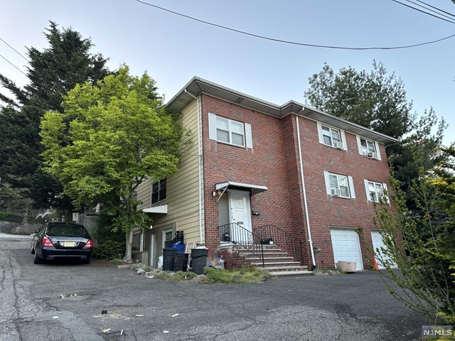 Just off river rd, minutes to Manhattan. Easy commute. Spacious 1 bed 1 full bath in much sought after neighborhood of Edgewater. Ground level unit