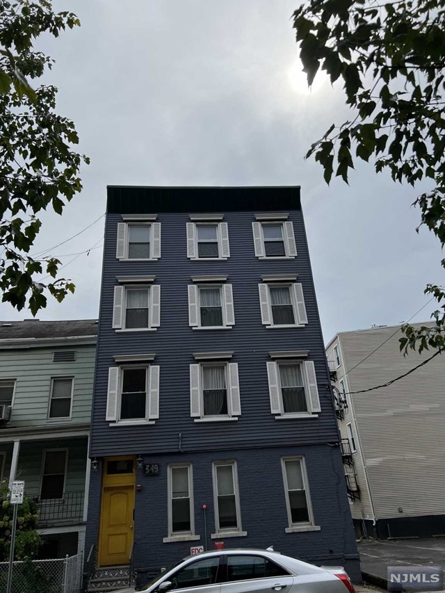 Modern and renovated 2 bedrooms with washer and dryer in the unit. Stainless appliances and hardwood floor with common backyard. Close to Downtown JC, PATH and park.